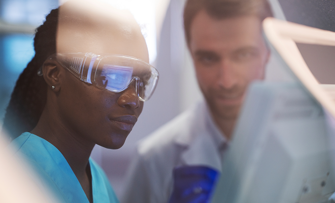 Scientifiques collaborant dans un laboratoire